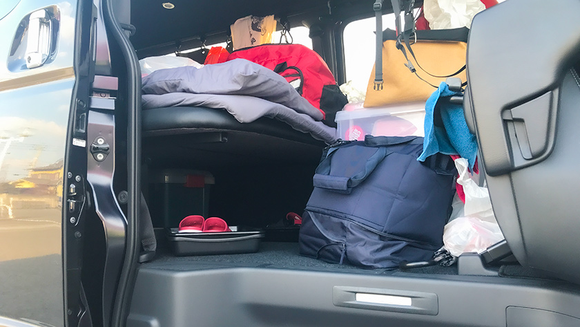 ハイエース車中泊時の荷物